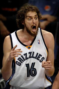 el unico jugador de la NBA que cada vez se parece mas a la mascota del equipo.jpg